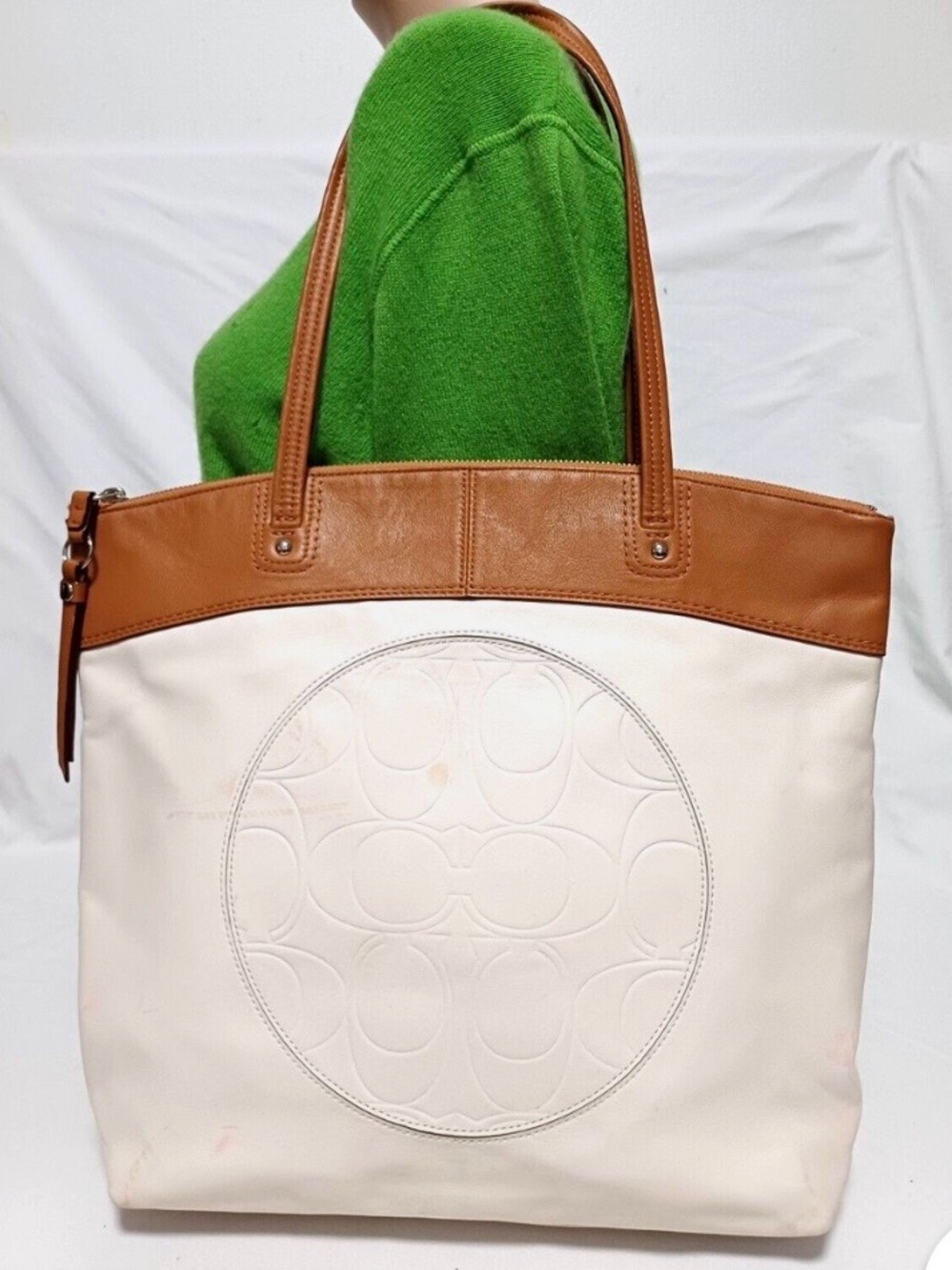 Previously loved COACH LAURA TAN & IVORY LEATHER CARRYALL TOTE HANDBAG.